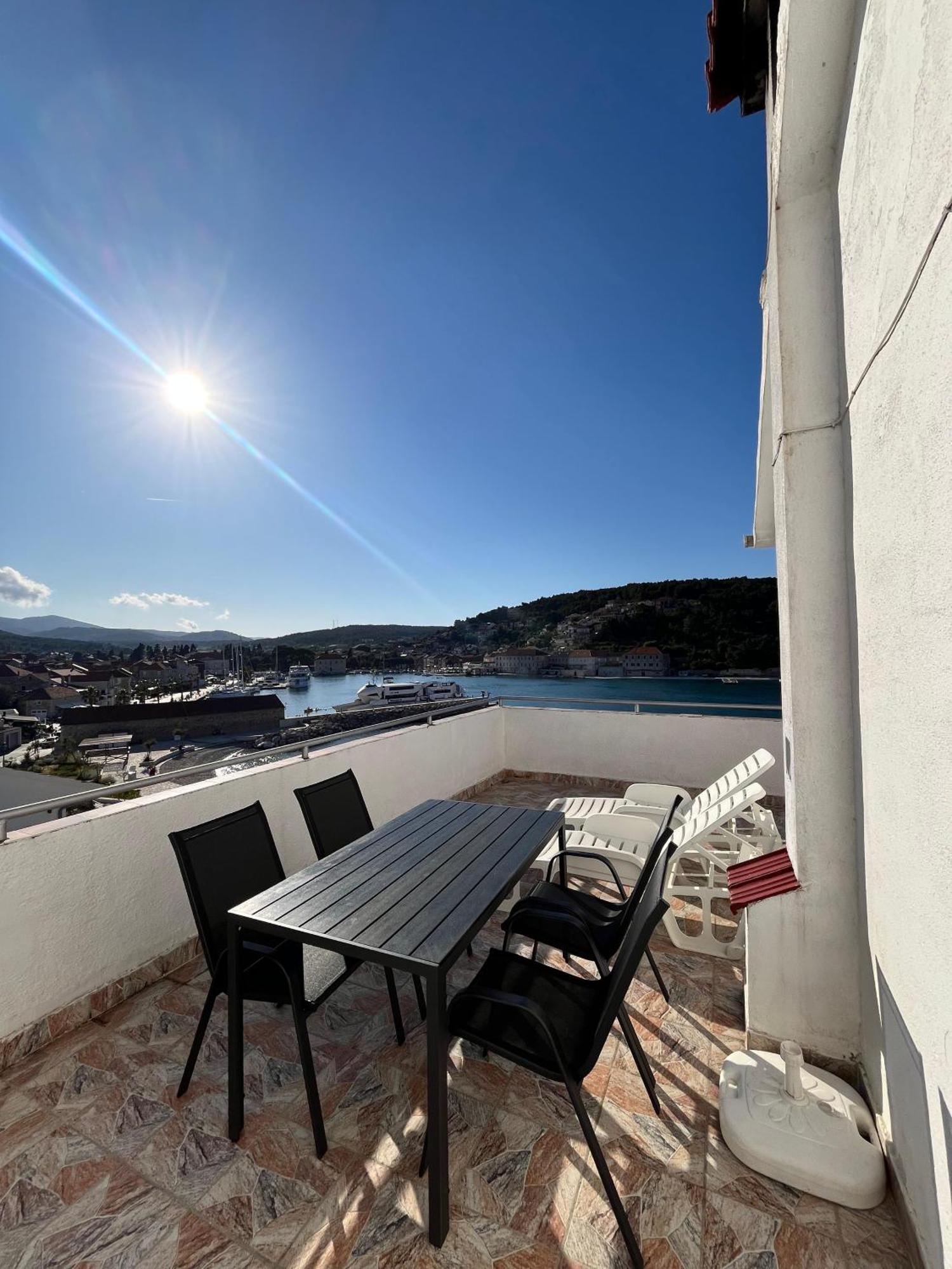 Apartments Peronja Jelsa Seafront Exterior foto